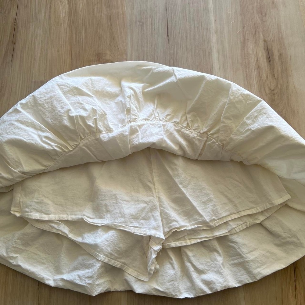 White mini skirt / skort with ruffles and bow ties, Women's Small - Picture 2 of 3